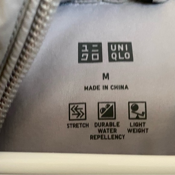 Uniqlo Ultra Light Down Hooded Coat. Size Medium - Picture 3 of 3